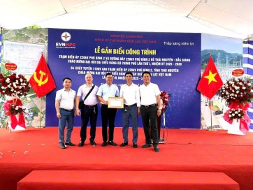 Gắn biển công trình trọng điểm ngành điện chào mừng Đại hội Đảng bộ các cấp